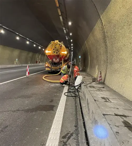 涵江隧道排水渠清淤